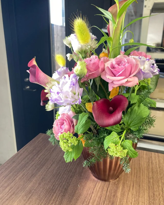 今週のお花です。春らしいピンクがメインのアレンジです。#プラスコーポレーション #プラスコーポレーションの話 #花 #花のある暮らし #お花 #グリーンポットふじたに